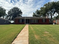Building Photo - "Charming 3-Bed Haven with 2 Full Baths & ...