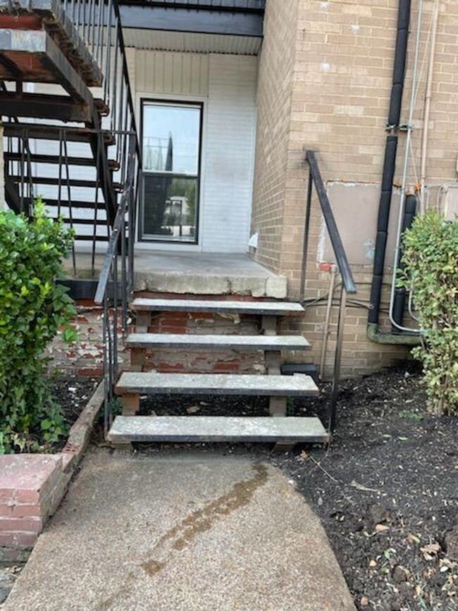 Building Photo - 246 White Bridge Pike