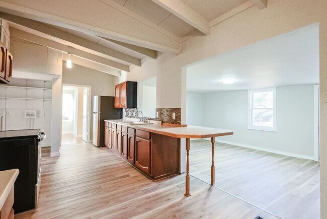 Building Photo - 3713 Woodlawn Terrace