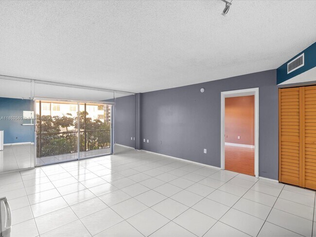 Building Photo - 4172 Inverrary Dr