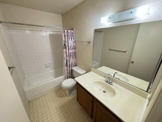 Building Photo - Gorgeous 2BED/2BATH Condo nestled in a Roc...