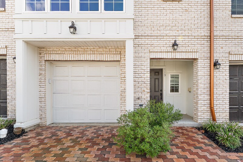 Building Photo - 119 Founders St