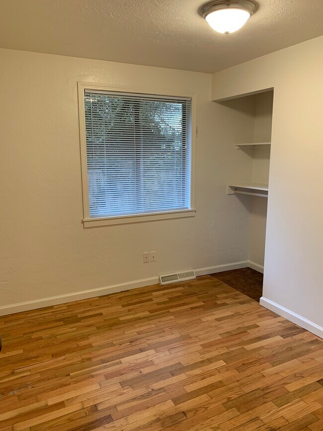 Building Photo - 910 N 149th St