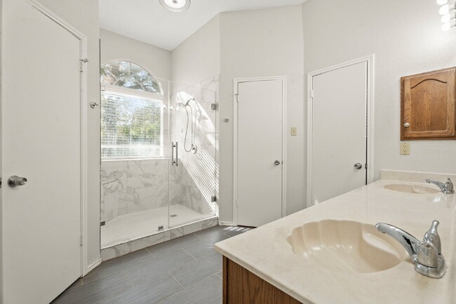 Building Photo - Cute three-bedroom, two-bathroom in Southdown!