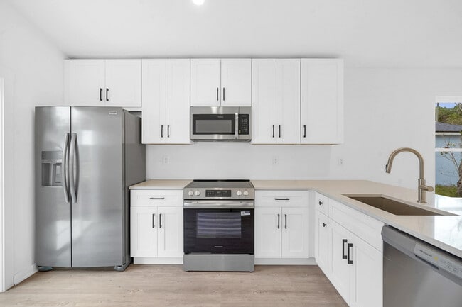 Building Photo - 964 W 9th St