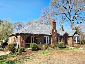 Building Photo - Charming Brick Home for Rent in Burlington