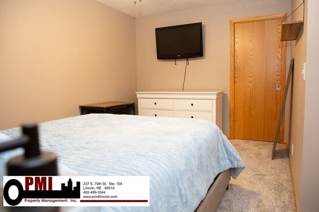 Building Photo - 4 Bedroom and 3 bathroom Fully Furnished