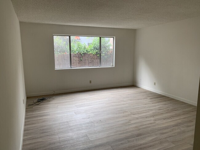 Master Bedroom - 1321 Centinela Ave