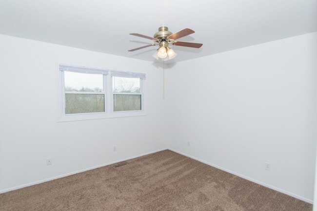 Building Photo - Spacious 2 bedroom / 1 bathroom Duplex for...