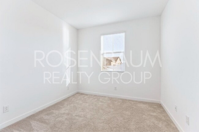 Building Photo - Stunning 4-bedrooms, 3-baths single story ...