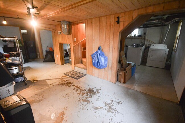 Building Photo - Tucked away, conveniently located, home fo...