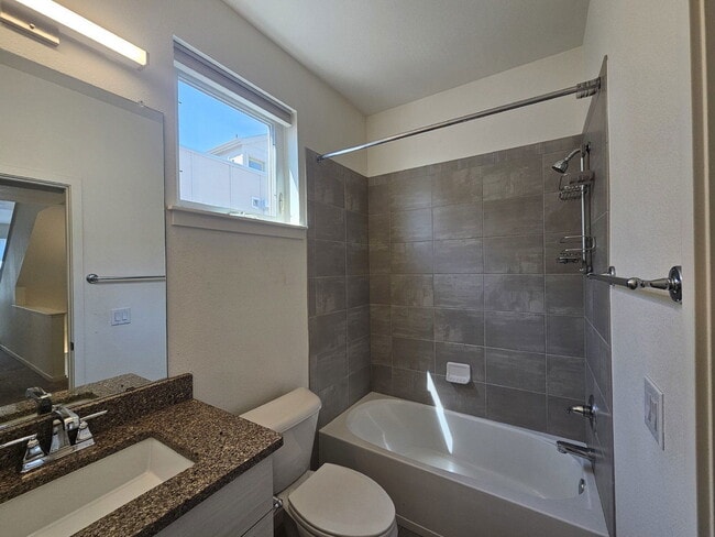 Building Photo - 868 Kalamath St