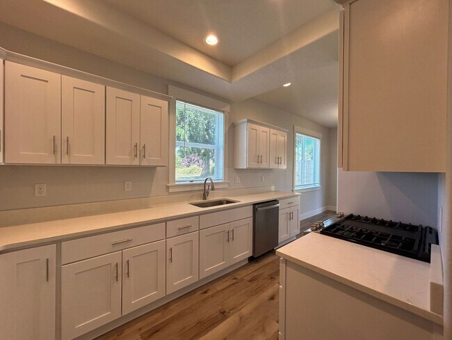 Building Photo - 3 Bed, 2.5 Bath Townhouse/Duplex - Modern Living in a Great Location!