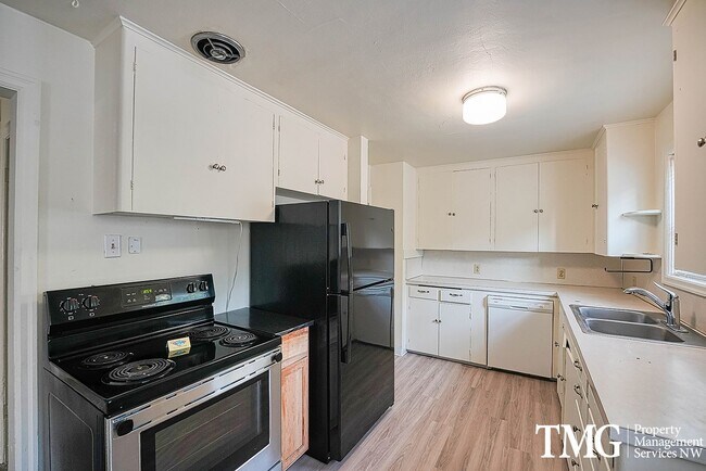Building Photo - Adorable 3BD Home with Tons of Vintage Charm!