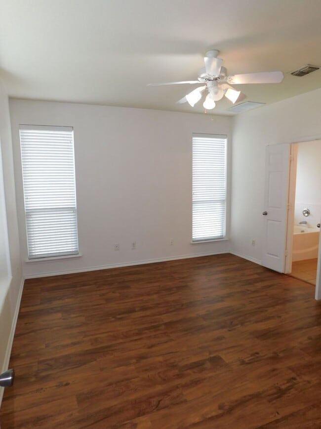 Building Photo - Large 4 bed house with master downstairs and 2 car garage on a cul- de-sac. Golf course community...