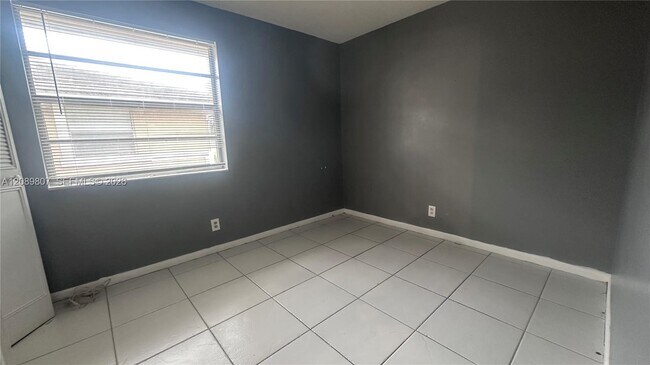 Building Photo - 821 Twin Lakes Dr