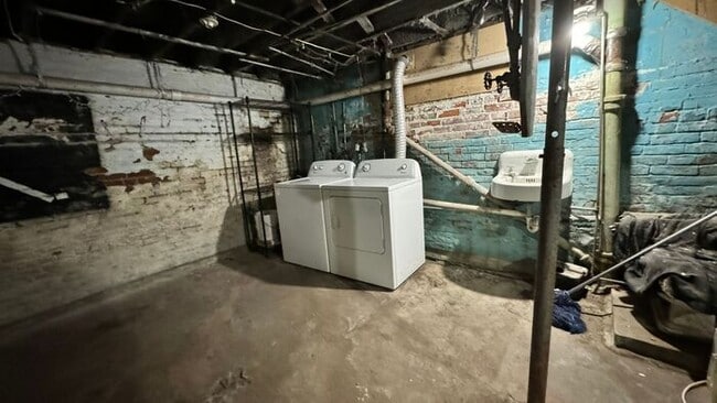 Building Photo - $2,300 | 4 Bedroom, 2 Bathroom Multi Floor...