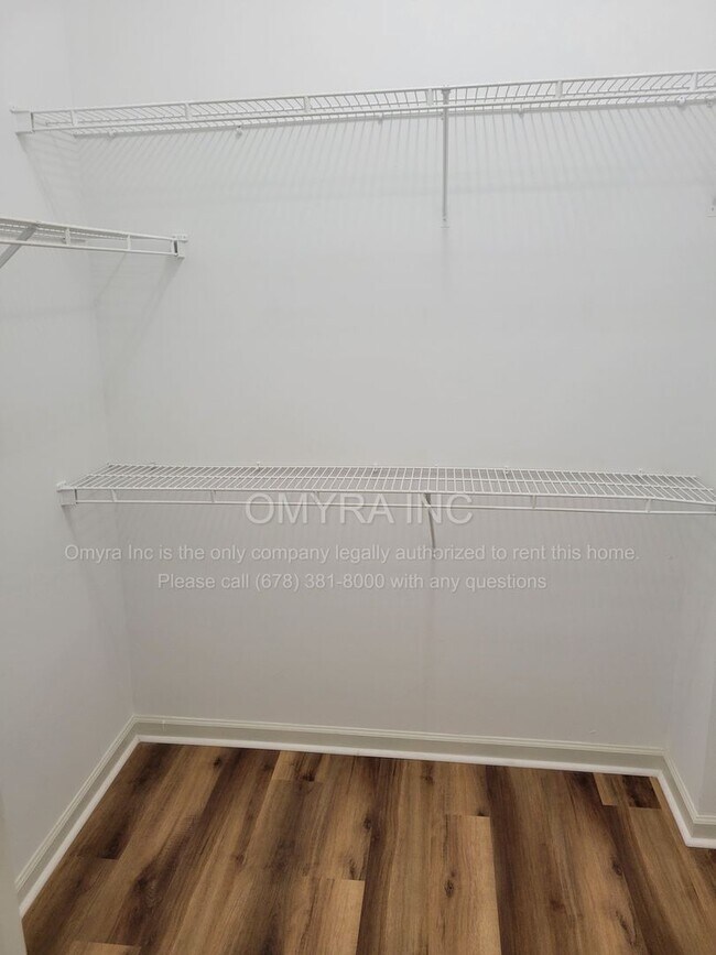 Building Photo - Gorgeous Newly Renovated 3 Bedroom House i...