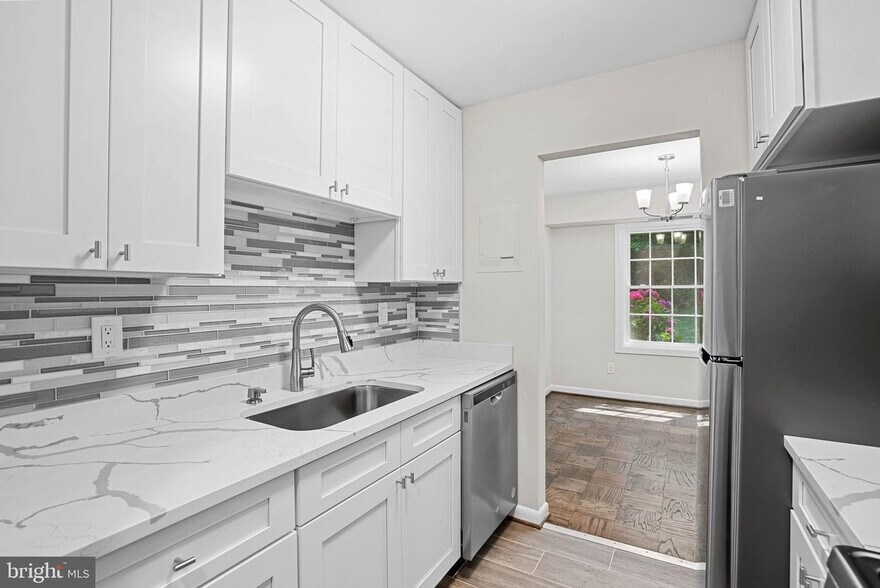 Building Photo - 3915 Lyndhurst Dr