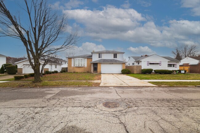 Building Photo - 18716 Restor Ave