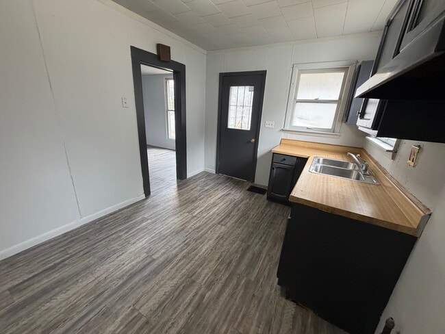 Building Photo - 1002 W Williams St