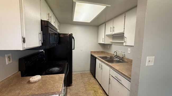 Building Photo - Spacious 2-bedroom Condo available in Aurora