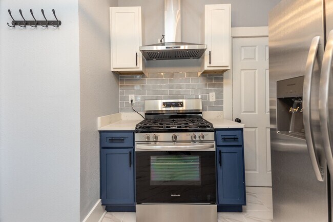 Building Photo - 3BR SFR with Washer/Dryer In Unit & Fenced Backyard in Midtown