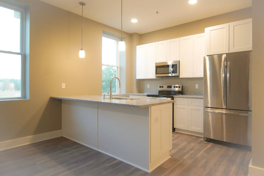 Kitchen/Dining Area - 34 US Oval