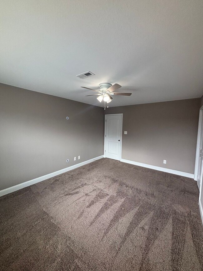 Building Photo - Mtn Views & Adaptable living in Seymour!