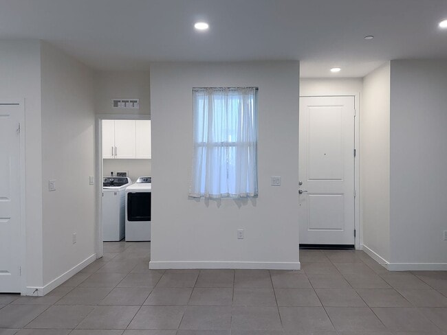 Building Photo - 1568 E Thompson Blvd