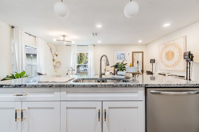 Building Photo - 1813 Chinaberry Dr