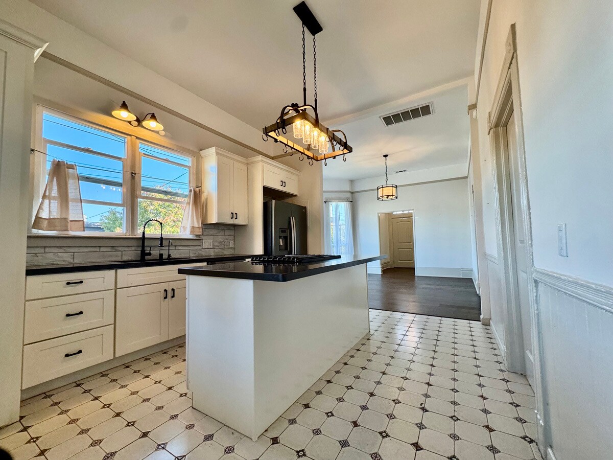 Building Photo - 1054 24th St