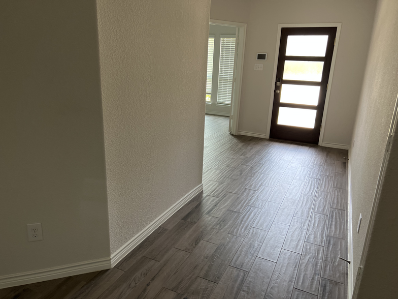 Building Photo - 3057 Maverick Dr