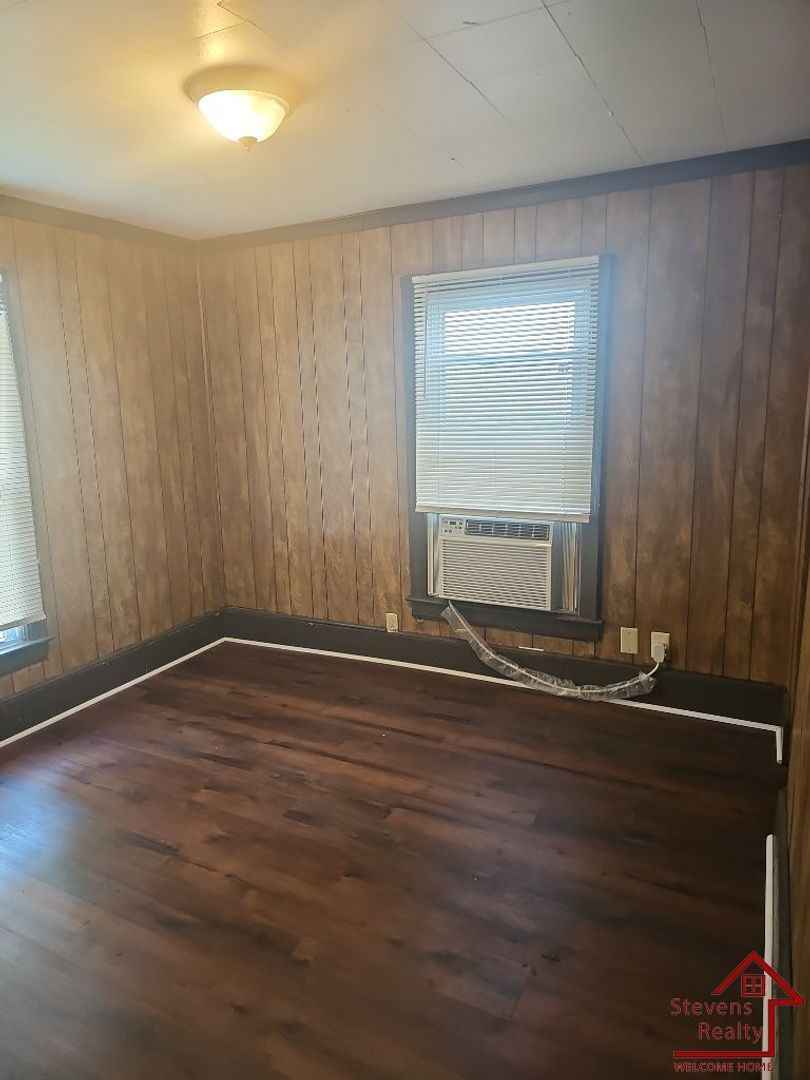 Building Photo - 1002 33rd Ave N