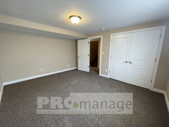 Building Photo - 4 Bed, 3 Bath Town Home w/ 2 Car Garage - Ammon