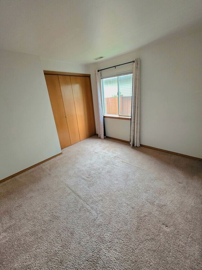 Building Photo - Federal Way tri-level rental home - 3 bedroom plus den, 3 bathrooms, 2 car garage, Available NOW!