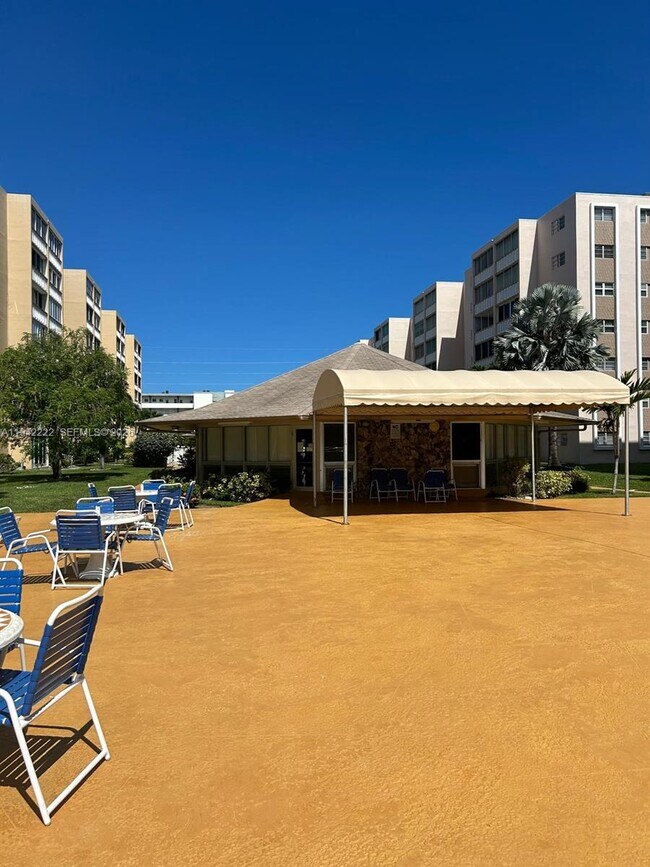 Building Photo - 500 NE 12th Ave