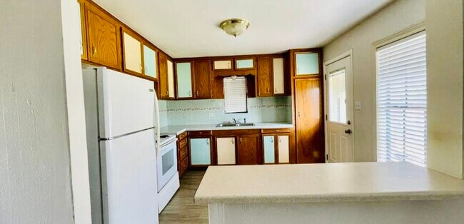 Building Photo - 1400 Vine Ave