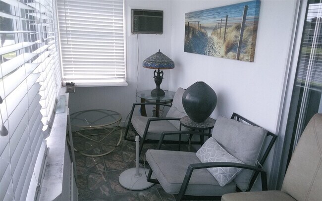 Building Photo - 307 Saxony Dr