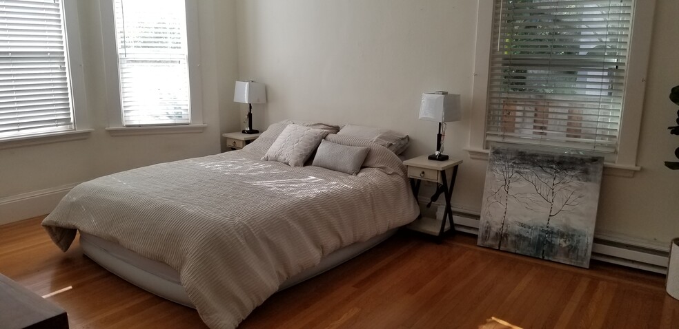 LivingRoom/Bedroom - 3117 College Ave