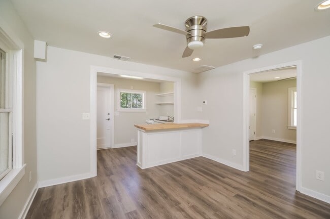 Building Photo - 1 bedroom / 1 bath ~ Just Renovated & Move...