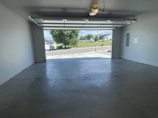 Building Photo - Now renting 3 bedroom 2 bathroom House