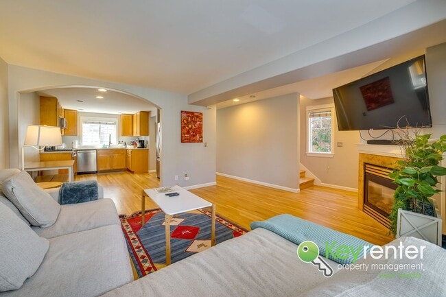 Building Photo - Beautifully Renovated 3 Bed Townhome in Prime North Seattle Location