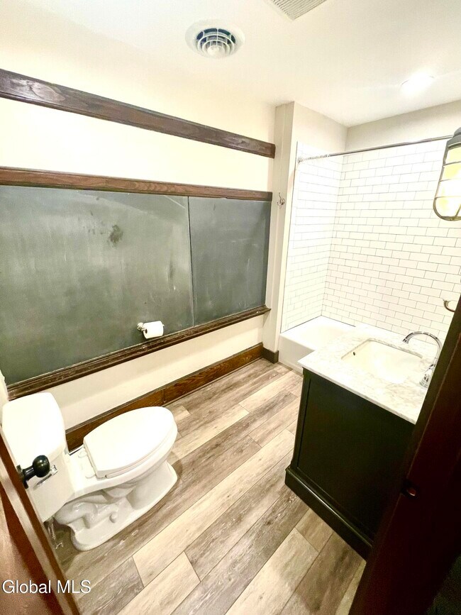 Building Photo - 34 William St