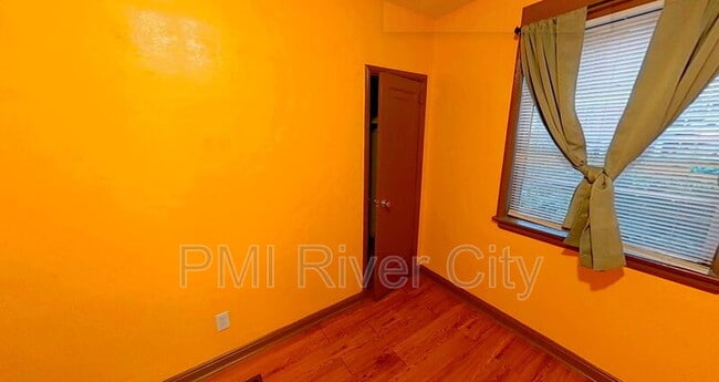 Building Photo - 237 E 21st St