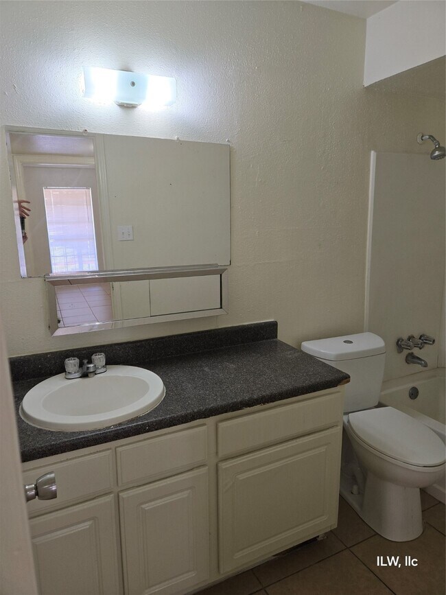 Building Photo - 830 Victoria Dr