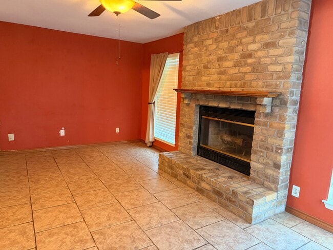 Building Photo - 2914 Hemlock Dr