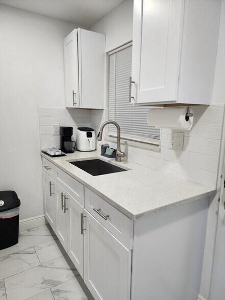 Building Photo - 3202 River Cove Dr