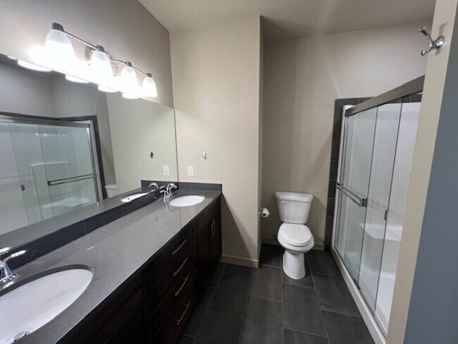 Building Photo - 2200 Greenview Cir