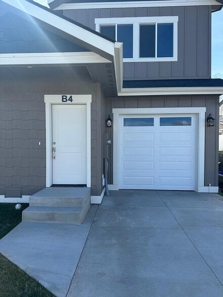 Building Photo - 910 Poplar Ave